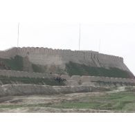 Remparts de la citadelle de Quala i Jangi près de Mazar e Charif, où des moutons broutent.