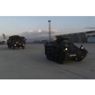 Un camion LKW 7t. 6x6 et un véhicule blindé de combat léger aérotransportable Wiesel-1 ATM Tow (missiles antichar) de l'armée allemande, siglés ISAF (international security assistance force ou FIAS - force internationale d'assistance à la sécurité), progressent à l'aéroport de Kaboul.