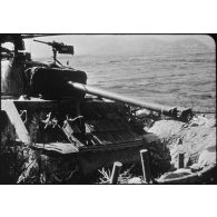 Un char de la 2e DI US (2e division d'infanterie américaine) en surveillance de la plaine de Arrow Head en Corée.