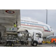 Ravitaillement en carburant d'un avion de ligne Airbus A310-300 sur l'aéroport de Roissy-Charles-de-Gaulle.