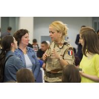 Le lieutenant Maria-Antonia discute avec des ressortissants irakiens à l'aéroport d'Erbil, dans le Kurdistan irakien.