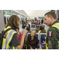 L'adjudant Matthieu fait le bilan de santé d'une ressortissante irakienne à l'aéroport d'Erbil, dans le Kurdistan irakien.