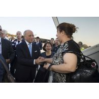 Laurent Fabius, ministre des Affaires étrangères, accueille des ressortissants irakiens à leur arrivée sur l'aéroport de Roissy-Charles-de-Gaulle.