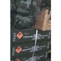 Préparatifs au départ en Afghanistan pour le 21e RIMa (régiment d'infanterie de marine). Palette de munitions et de paquetages dans un hangar à Istres : caisses de roquettes de 84 mm.