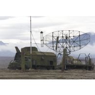 Epaves de matériels soviétiques à l'aéroport de Mazar e Charif : ancien radar d'acquisition soviétique.
