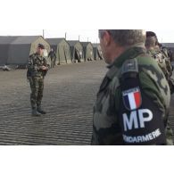 Le lieutenant-colonel Francis Bordachar, chef du détachement du 21e RIMa (régiment d'infanterie de marine) et commandant le dispositif de sécurisation des militaires français, informe son personnel sur les risques actuels de la mission.