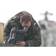 Le sergent-chef caméraman de l'ECPAD (Etablissement de communication et de production audiovisuelle de la Défense) immortalise la mission sur bande vidéo.