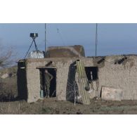 ROEM (renseignement d'origine électromagnétique) à Mazar e Charif : installation d'antennes sur une construction pour obtenir du renseignement grâce à un dispositif d'écoute pour l'ELGE (équipe légère de guerre électronique).