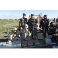 Dépollution de la zone de l'aéroport de Mazar e Charif de munitions soviétiques par l'EOD (élément opérationnel de déminage et de dépollution) du 1er REG (régiment étranger du génie) avec l'aide de leurs homologues américains. Photographie de groupe derrière un missile démonté, avec un Afghan.