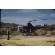 Une évacuation par hélicoptère américain Sikorsky R-5 au poste de secours du Bataillon français de l'ONU en Corée.