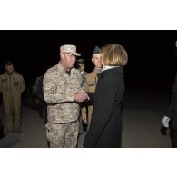 La ministre des Armées est acueillie par un colonel de l'armée de l'air jordanienne à son arrivée sur la base aérienne projetée (BAP) en Jordanie.