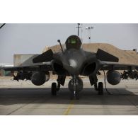 Recomplètement en carburant d'un avion Rafale sur la base aérienne projetée (BAP) en Jordanie.