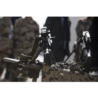 Présentation de fusils d'assaut FAMAS sur la base aérienne projetée (BAP) en Jordanie.