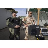Présentation de matériel de déminage à la ministre des Armées, sur la base aérienne projetée (BAP) en Jordanie.