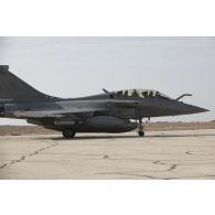 Un avion Rafale prêt à partir en mission depuis la base aérienne projetée (BAP) en Jordanie.