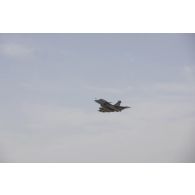 Un avion Rafale survole la base aérienne projetée (BAP) en Jordanie.