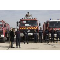 La ministre des Armées rencontre les pompiers de l'air de la base aérienne projetée (BAP) en Jordanie.