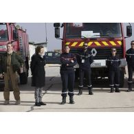 La ministre des Armées rencontre les pompiers de l'air de la base aérienne projetée (BAP) en Jordanie.