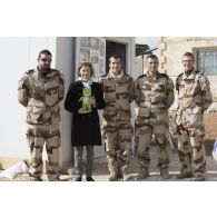 Portrait de groupe de la ministre des Armées, avec le personnel du centre météo de la base aérienne projetée (BAP) en Jordanie.