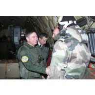 Le général François Beck, commandant la FAP (force aérienne de projection), est accueilli dans le Transall C-160 qui l'amène à l'aéroport de Mazar e Charif.
