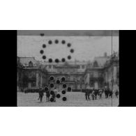 [Soldats Siamois à Versailles. Vues aériennes du château de Versailles.]