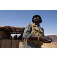 Un soldat malien analyse une cible depuis un point haut lors d'une formation au guidage aérien tactique avancé (GATA) à Gao, au Mali.