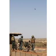 Des soldats maliens se mettent en liaison avec un avion pour une attaque aérienne de type close air support (CAS) lors d'une formation au guidage aérien tactique avancé (GATA) à Gao, au Mali.