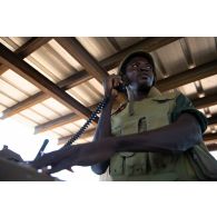 Un soldat malien communique par radio lors d'une formation au contrôle aérien tactique avancé (GATA) à Gao, au Mali.