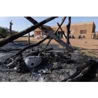 Une épave de moto est retrouvée dans les décombres d'un incendie à Déou, au Burkina Faso.
