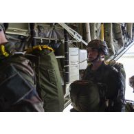 Des stagiaires du 1er régiment de chasseurs parachutistes (1er RCP) partent en formation à bord d'un avion Super Hercules sur la zone de saut de Wright à l'école des troupes aéroportées (ETAP) de Pau.