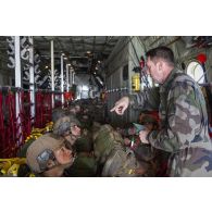 Un largueur répète l'ordre des câbles aux stagiaires du 1er régiment de chasseurs parachutistes (1er RCP) à bord d'un avion Super Hercules à l'école des troupes aéroportées (ETAP) de Pau.