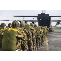 Des stagiaires du 1er régiment de chasseurs parachutistes (1er RCP) partent en formation à bord d'un avion Super Hercules sur la zone de saut de Wright à l'école des troupes aéroportées (ETAP) de Pau.