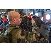 Un chef largueur encadre le saut des stagiaires du 1er régiment de chasseurs parachutistes (1er RCP) à bord d'un avion Super Hercules à l'école des troupes aéroportées (ETAP) de Pau.