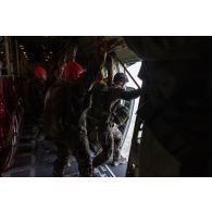 Un stagiaire du 1er régiment de chasseurs parachutistes (1er RCP) s'apprête à sauter depuis un avion Super Hercules à l'école des troupes aéroportées (ETAP) de Pau.