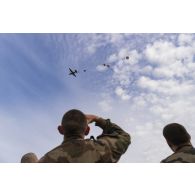 Des stagiaires du 1er régiment de chasseurs parachutistes (1er RCP) observent leurs camarades sauter d'un avion Super Hercules à l'école des troupes aéroportées (ETAP) de Pau.