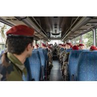 Des stagiaires du 1er régiment de chasseurs parachutistes (1er RCP) prennent place à bord de leur autocar à l'école des troupes aéroportées (ETAP) de Pau.