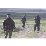 Les légionnaires du 1er REG (régiment étranger du génie) déminent les chemins avant le passage des troupes du 21e RIMa, sous leur protection.