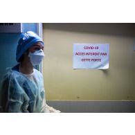 Portrait d'une étudiante infirmière de l'EPPA traversant le couloir du service Covid-19 de l'HIA de Percy.