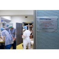 Des étudiants infirmiers de l'EPPA désinfectent des plateaux-repas au sein de l'office alimentaire de l'HIA Percy.