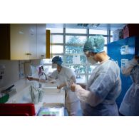 Une infirmière du service pneumologie de l'HIA Percy se lave les mains en compagnie d'une étudiante infirmière de l'EPPA avant d'aller s'occuper de patients atteints de la Covid-19.