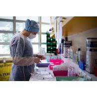 Une étudiante infirmière de l'école du personnel paramédical des armées (EPPA) prépare des lots de médicaments à l'hôpital d'instruction des armées (HIA) Percy, à Clamart.