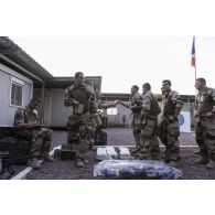 Des légionnaires de la première compagnie du 2e régiment étranger de parachutistes perçoivent du matériel à N'Djamena, au Tchad.