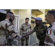 Le chef d'état major de l'armée de l'Air (CEMAA) tchadienne salue une équipe médicale du Service de santé des armées (SSA) à N'Djamena, au Tchad.