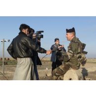 Interview d'un capitaine du 21e RIMa (régiment d'infanterie de marine) par une équipe de tournage.