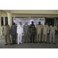 Le général d'armée Pierre de Villiers pose avec les chefs d'états majors généraux des armées (CEMGA) du G5 Sahel à N'Djamena, au Tchad.