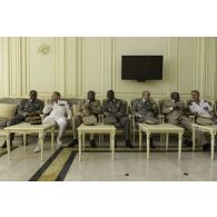 Le général d'armée Pierre de Villiers s'entretient avec le général de brigade burkinabé Pingrénoma Zagré en compagnie de ses homologues des pays du G5 Sahel, à N'Djamena.