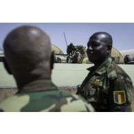 Formation de soldats tchadiens auprès des réservoirs de carburant à N'Djamena, au Tchad.