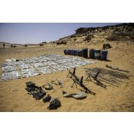Présentation du matériel intercepté dans une cache d'armes dans le désert nigérien.
