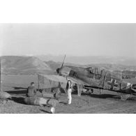 Sur le terrain d'aviation de Guidonia Montecelio occupé par le 1er groupe du Schlachtgeschwader 4 (I./SG 4), un chasseur Focke-wulf Fw-190 codé J équipé d'une bombe de 250 kg.