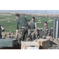Installation de la soute à munitions à Mazar e Charif par les marsouins du 21e RIMa (régiment d'infanterie de marine).